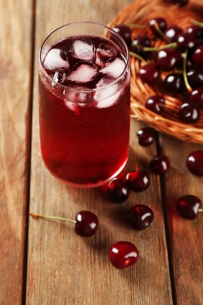 Vaso de jugo de cereza — Foto de Stock