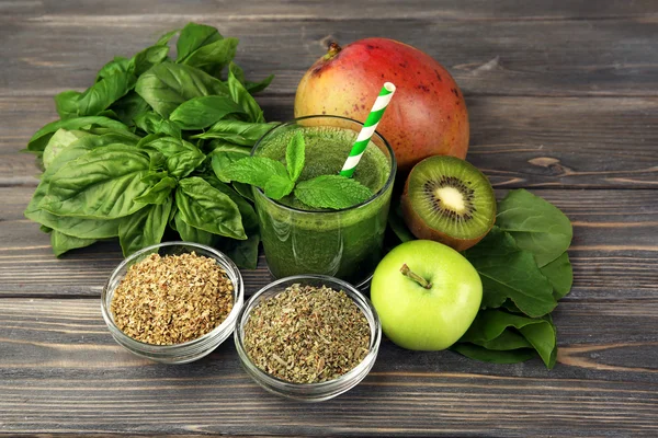 Groene gezond vruchtensap met groenten en kruiden — Stockfoto