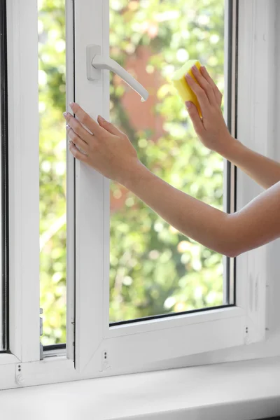 Vrouw wassen venster — Stockfoto