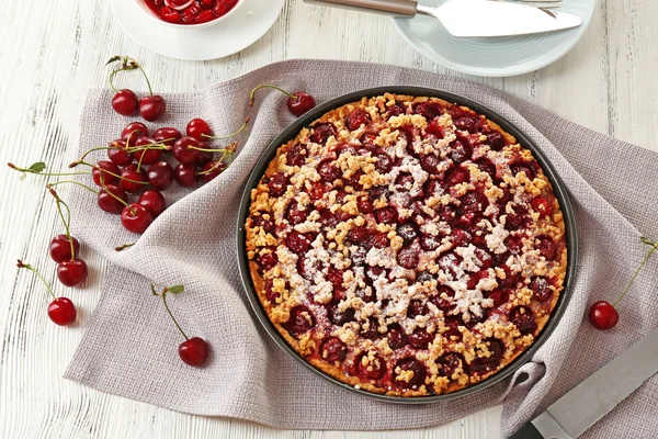 Sabroso pastel casero con cerezas —  Fotos de Stock