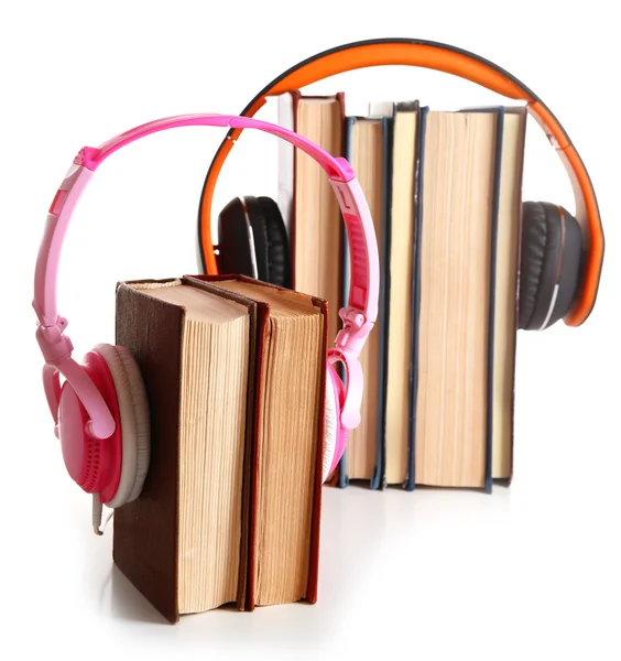 Книги и наушники как концепция аудио книг — стоковое фото