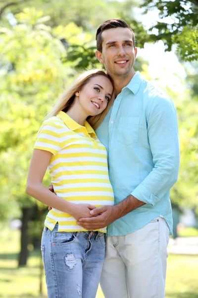 年轻孕妇与丈夫在公园 — 图库照片