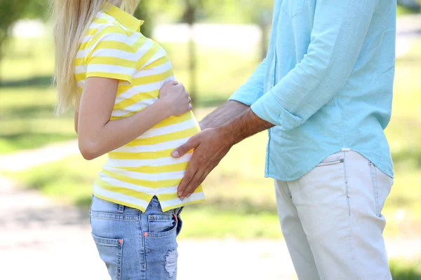 Ung gravid kvinna med make — Stockfoto