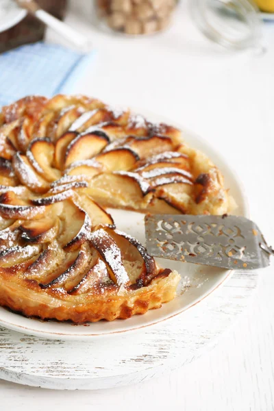 Домашній яблучний пиріг на тарілці — стокове фото