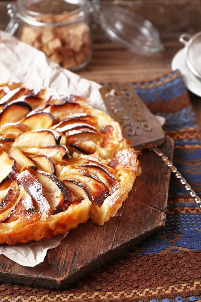 Hausgemachter Apfelkuchen auf Schneidebrett — Stockfoto