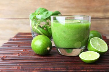 bardak fesleğen ve masada limes yeşil sağlıklı suyu kapat