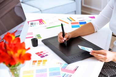 Grafik tablet üzerinde çizim sanatçı