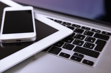 Tablet ve klavye üstünde hareket eden telefon