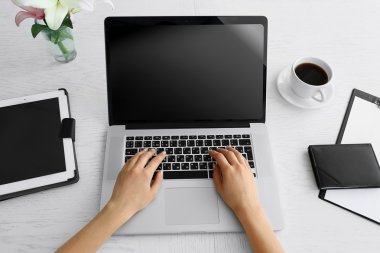 İşyerinde dizüstü bilgisayar kullanan kadın