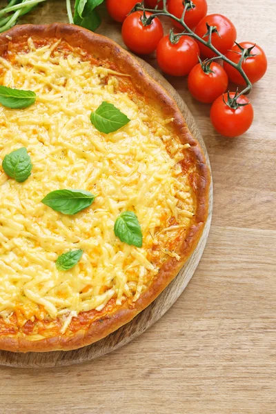 Pizza de queijo com tomates cereja na mesa close-up — Fotografia de Stock
