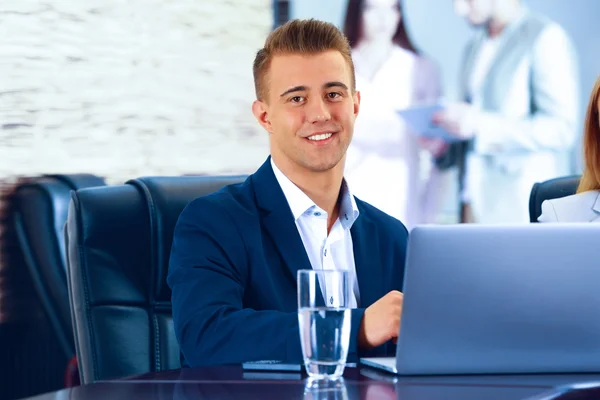 Uomo Affari Che Lavora Sala Conferenze — Foto Stock