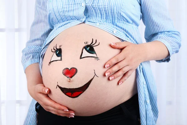 임신한 여자의 뱃속에 바디 아트 — 스톡 사진