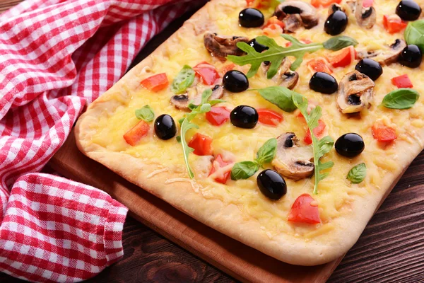 Delicious buatan sendiri pizza di meja close-up — Stok Foto