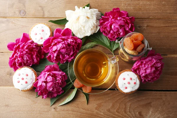 Csésze gyógynövény tea és a bazsarózsa virágok — Stock Fotó