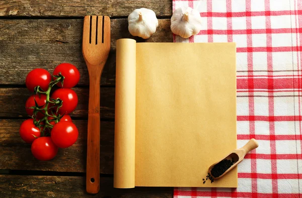Libro de recetas abierto, verduras y especias — Foto de Stock