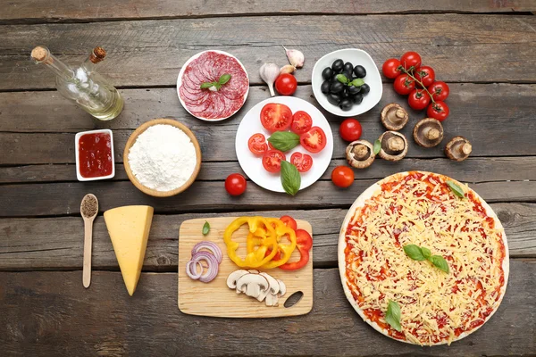 Ingredienti alimentari per pizza in tavola da vicino — Foto Stock