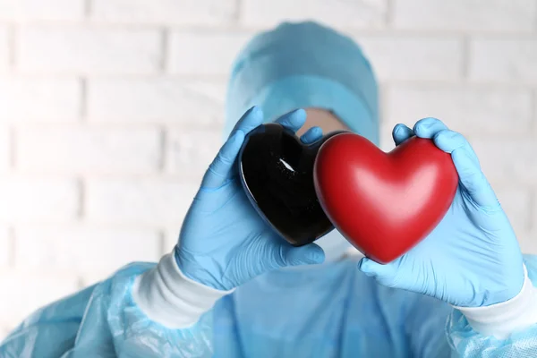 Médico segurando corações decorativos — Fotografia de Stock