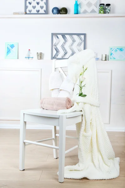 Set de baño con albornoz blanco en silla, interior —  Fotos de Stock