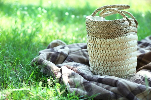 Weidenkorb und Plaid für Picknick — Stockfoto