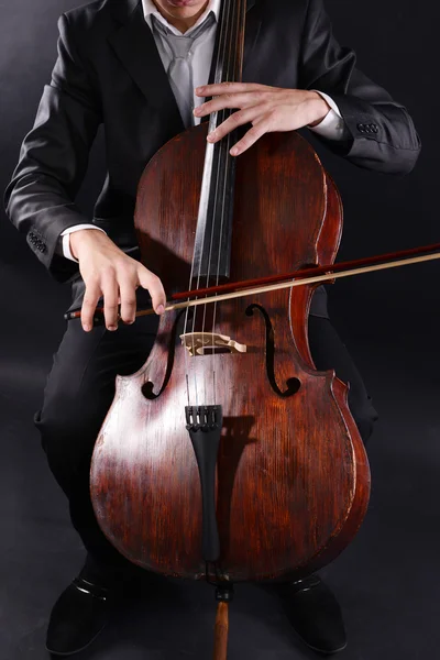 在大提琴上玩的人 — 图库照片