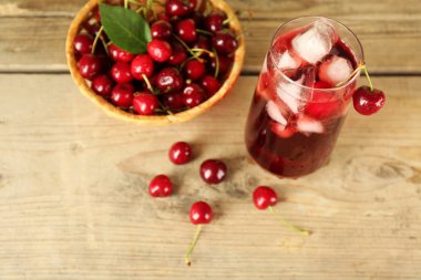Bardak taze meyve suyu kiraz ahşap tablo ile yakın çekim