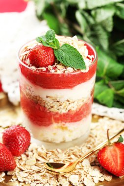 tatlı taze çilek, krem ve granola, tepsi, renk ahşap masa arka plan üzerinde