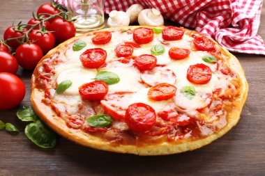 peynir ve domates üzerinde ahşap masa, closeup lezzetli pizza