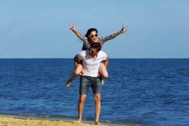 Sahilde güzel genç Çift