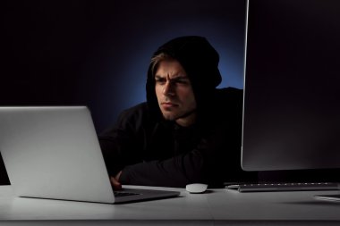 bilgisayar ile anonim Hacker 