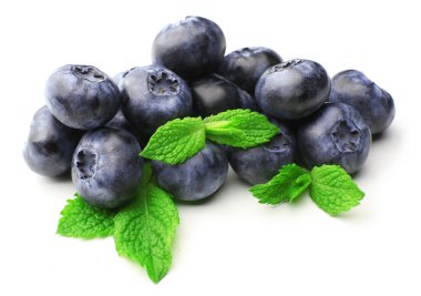 Nane ile taze yaban mersini izole üzerinde beyaz yaprakları