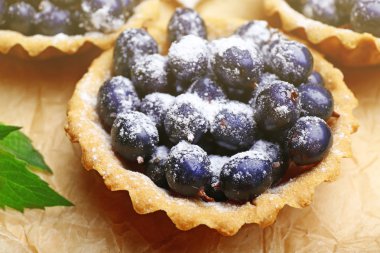 Siyah kuş üzümü ile lezzetli çıtır tart