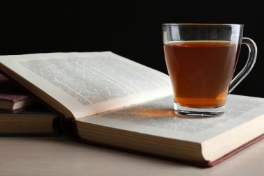 Cam bardak çay kitap ile