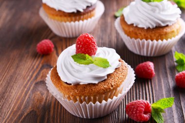 Lezzetli kek çilek ve ahşap masa üzerinde taze nane ile yakın çekim