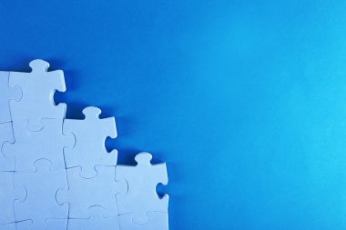 Puzzle parçaları arka plan üzerinde