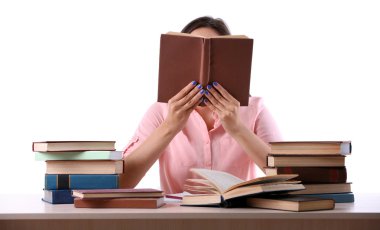 Genç kız üzerinde beyaz izole kitap okuma