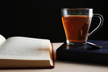 Cam bardak çay kitaplar