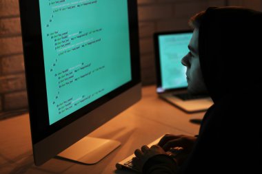 bilgisayar ile anonim Hacker 