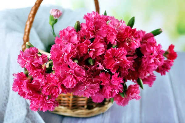 Buquê de cravo rosa na cesta — Fotografia de Stock