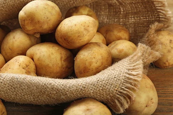 Jonge aardappelen op zak close-up — Stockfoto