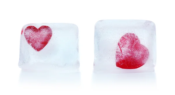 Corações vermelhos em cubos de gelo — Fotografia de Stock