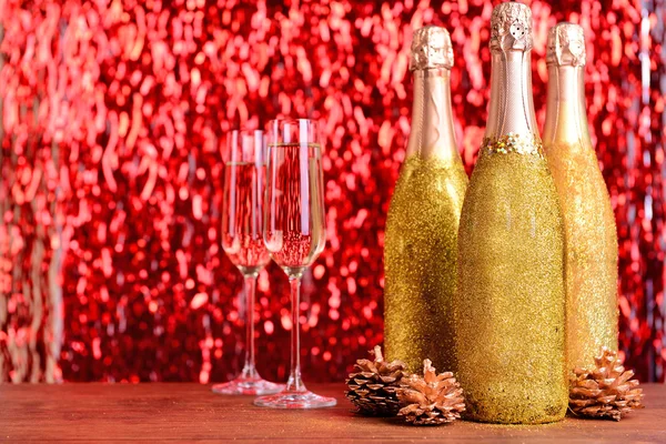 Bottiglie di champagne con decorazione natalizia — Foto Stock