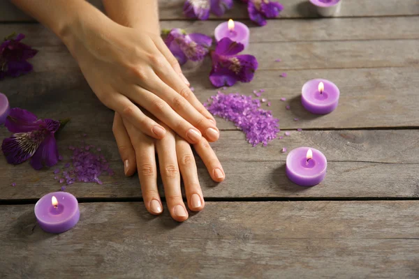 Mãos no procedimento de manicura de spa — Fotografia de Stock