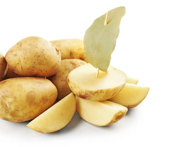 Batatas jovens com folha baia isolada em branco — Fotografia de Stock