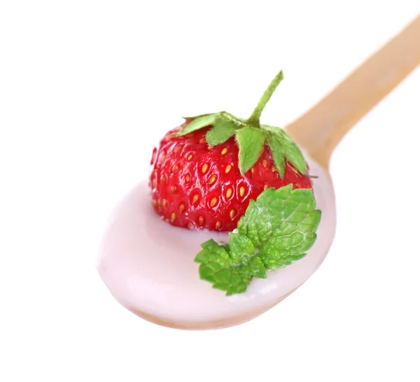 美味的酸奶，草莓和薄荷孤立在白色的汤匙里 — 图库照片