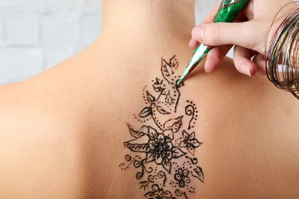 Process of applying Mehendi on female back — Stock Photo, Image