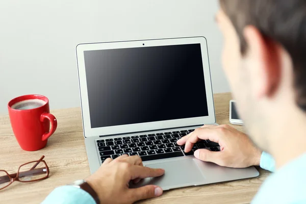 Homem trabalhando com laptop no escritório — Fotografia de Stock