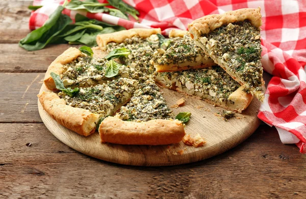 Fette di torta aperta con spinaci sul tavolo da vicino — Foto Stock