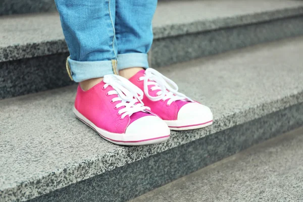 Kadın taş merdivenle üzerinde pembe lastikbotlar ayaklarda — Stok fotoğraf