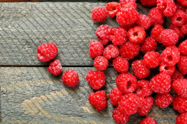 Framboises douces sur fond en bois — Photo