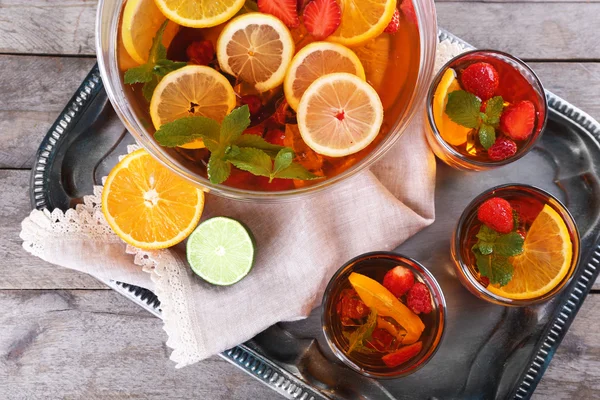 Fruitige punch in glaswerk op metalen dienblad, bovenaanzicht — Stockfoto